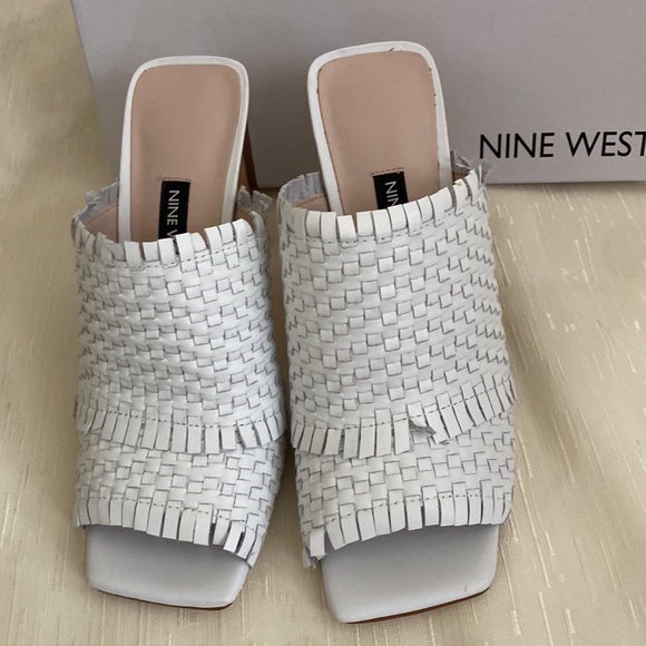 Perfect 3.5in heels, basketweave leather slip on heels. - Picture 2 of 5